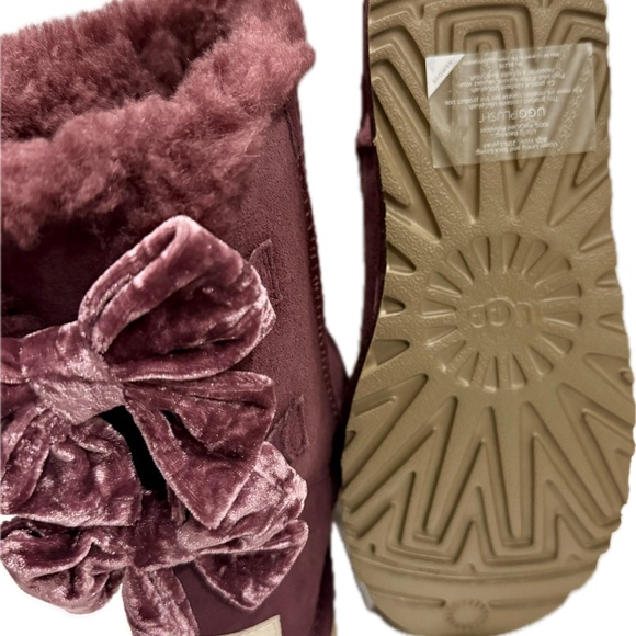 UGG WOMEN'S BAILEY BOW CRUSHED VELVET SHEEPSKIN WINE GRAPE WINTER BOOTS NWOT - Picture 3 of 4